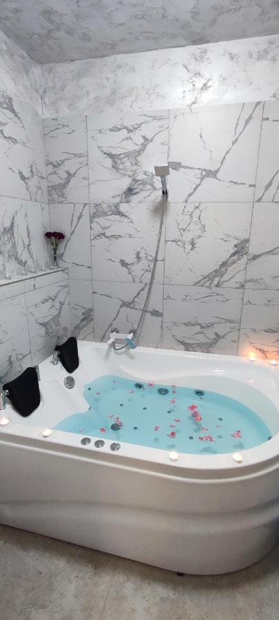 Jacuzzi Belle View Sinaia-Free Parking Apartment Bagian luar foto